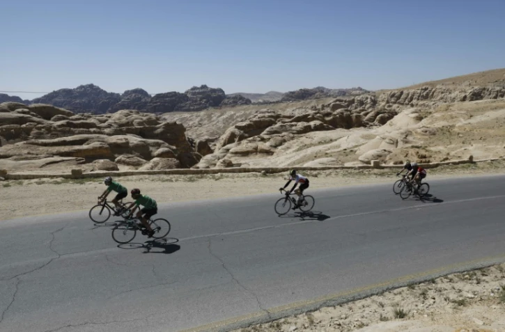 Un groupe de cyclistes participe à une course entre la Jordanie et Israël pour promouvoir un événement sportif destiné à "encourager" la paix au Proche-Orient, le 25 avril 2017