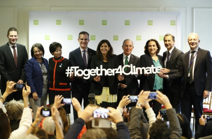 Les maires de Quito, Le Cap, Tokyo, Los Angeles, Paris, New-York, Barcelone, Milan et Auckland, posent ensemble à la mairie de Paris, le 23 octobre 2017