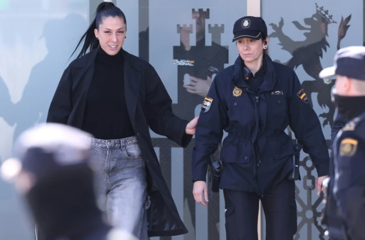La joueuse espagnole Jenni Hermoso (g) quitte le tribunal de San Fernando de Henares, près de Madrid, le 3 février 2025