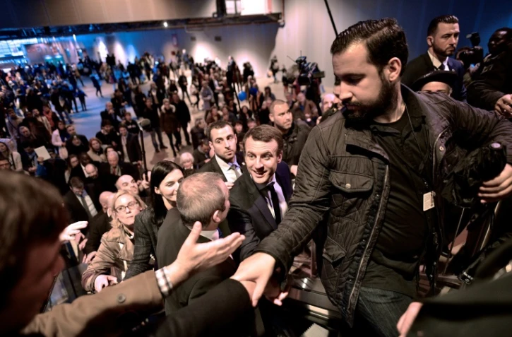 Alexandre Benalla (d), responsable de la sécurité d'Emmanuel Macron durant la campagne présidentielle, le 1er mars 2017 au Salon de l'agriculture à Paris