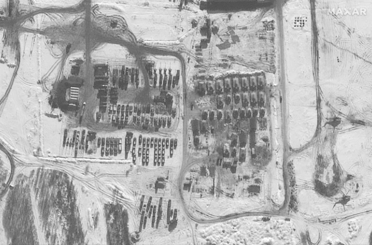 Une image prise le 15 février 2022 et diffusée le 18 février 2022 par le satellite Maxar montre des troupes stationnées à Valuyki, en Russie, à 27 km de la frontière ukrainienne