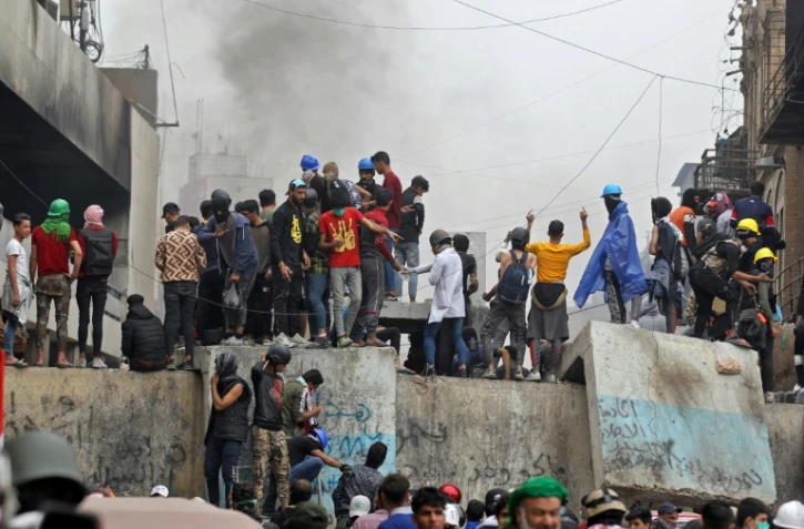 Des manifestants irakiens lors de heurts avec les forces de sécurité, le 28 novembre 2019 à Bagdad