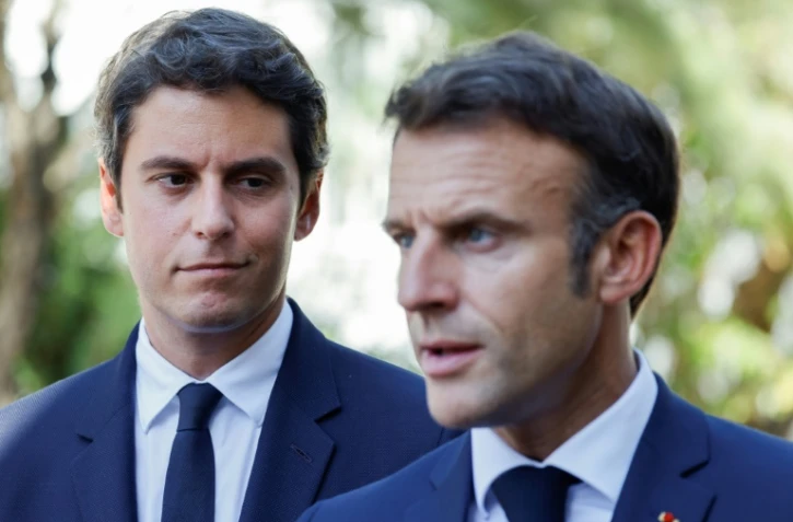 Gabriel Attal (gauche), alors ministre de l'Education nationale, et le président de la République Emmanuel Macron photographiés lors d'un déplacement dans un lycée professionnel, le 1er septembre 2023 à Orange, dans le Vaucluse