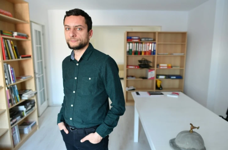 Jeune architecte roumain, Serban Marinescu n'imaginait pas se confronter de si près à la corruption politique. Quand un maire lui a réclamé un pourcentage sur un travail effectué, il l'a dénoncé, bravant la peur.