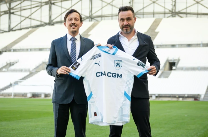 Le président de l'OM Pablo Longoria et le nouvel entraîneur du club, Roberto De Zerbi, le 9 juillet 2024 au Vélodrome