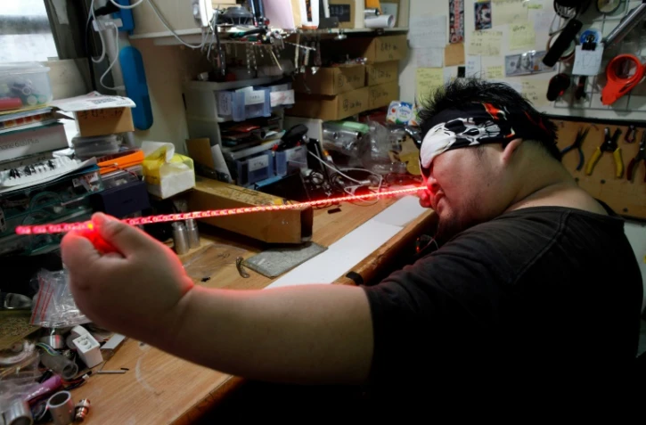 L'artisan Makoto Tsaï fabrique des sabres laser pour les fans de Star Wars, dans son atelier à Nouveau Taipei, le 22 avril 2019 à Taïwan