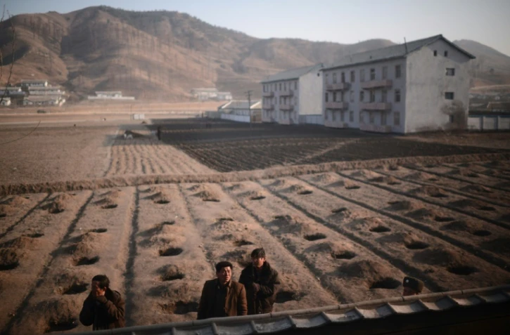 Dans la campagne nord-coréenne, vue depuis le train reliant Pyongyang à la province du Pyongan du Nord, le 8 avril 2012