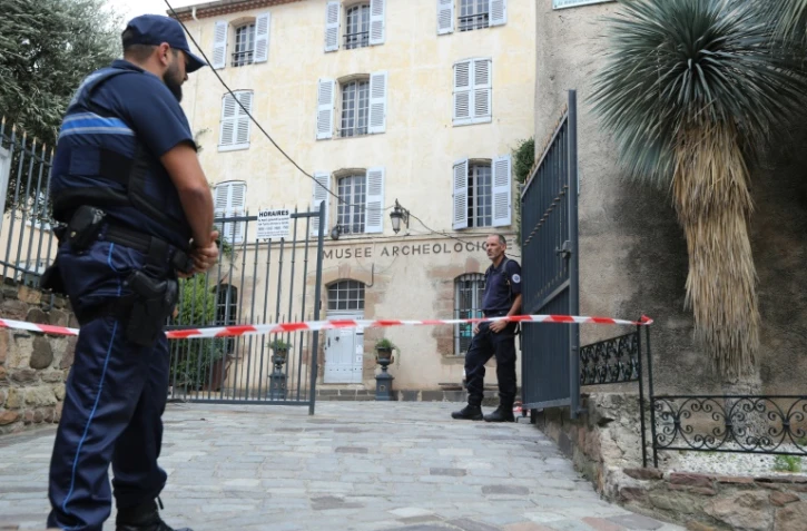 Un périmètre de sécurité est en place à Saint-Raphaël (Var) le 23 octobre 2019, alors qu'un homme s'était retranché dans le musée archéologique de la ville
