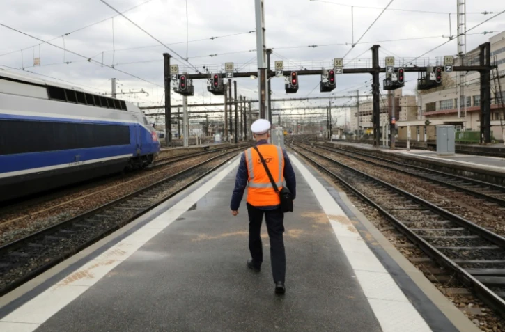 Un employé de la SNCF sur un quai de la gare de Lyon le 3 avril 2018 à Paris