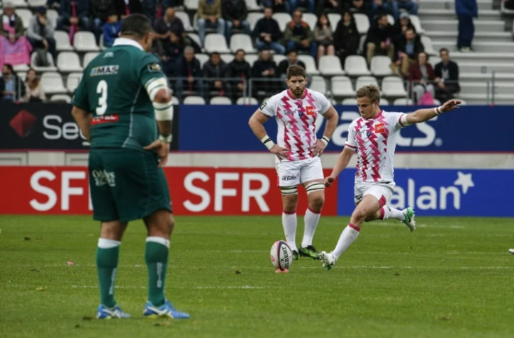 Le demi d'ouverture du Stade Français Jules Plisson tente une transformation contre Pau à Jean-Bouin, le 15 avril 2017