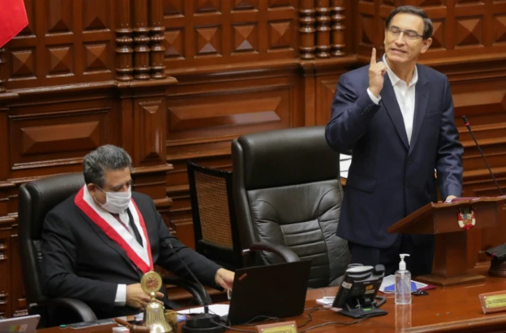 Le président péruvien Martin Vizcarra s'exprime devant le Parlement pendant une procédure de destitution à son encontre, le 18 septembre 2020 à Lima