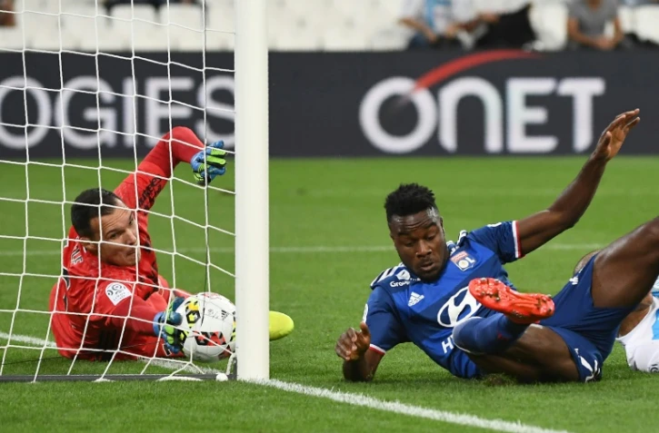 Occasion de but pour le Lyonnais Maxwell Cornet face au gardien de l'OM Yohann Pelé, le 18 septembre 2016 au Vélodrome