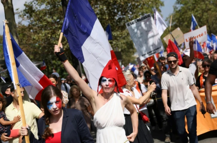 Une manifestante déguisée en Marianne défilé avec le parti natioanlsite "Les Patriotes" contre le pass sanitaire le 4 septembre 2021 à Paris