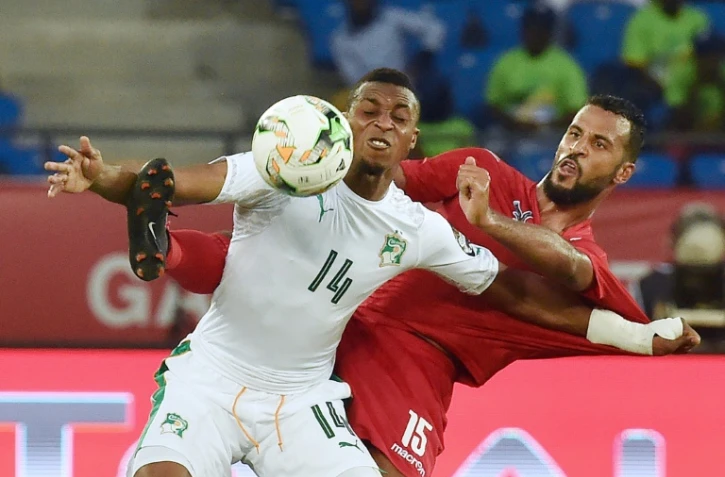 L'attaquant de la Côte d'Ivoire Jonathan Kodjia (g) à la lutte avec le milieu du Togo Alaixys Romao lors de la CAN, le 16 janvier 2017 à Oyem
