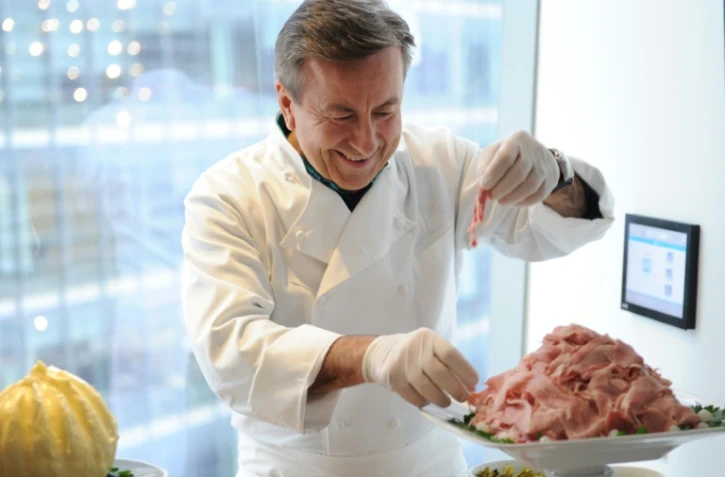 Le chef français Daniel Boulud prépare un plat  le 11 avril 2016 à New York 
