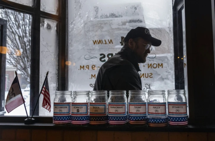 Des bocaux au nom des candidats aux primaires républicaines et démocrates, dans un restaurant de Iowa City, dans l'Iowa (centre des Etats-Unis), le 13 janvier 2024