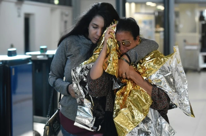 Des rescapées de l'ouragan Irma arrivent de l'île de Saint-Martin à l'aéroport Roissy-Charles de Gaulle au nord de Paris, le 11 septembre 2017