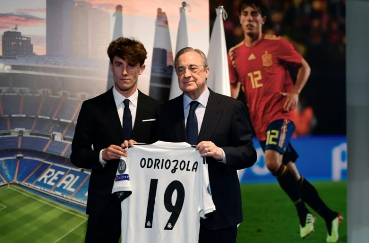 Le président du Real Madrid Florentino Perez présente sa nouvelle recrue Alvaro Odriozola au stade Santiago Bernabeu, le 18 juillet 2018
