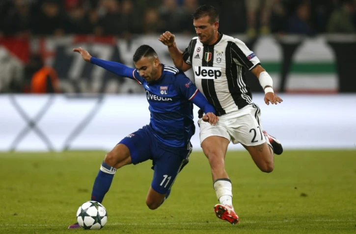Le Lyonnais Rachid Ghezzal face au milieu de la Juve Stefano Sturaro, le 2 novembre 2016 lors du match de la Ligue des champions à Turin