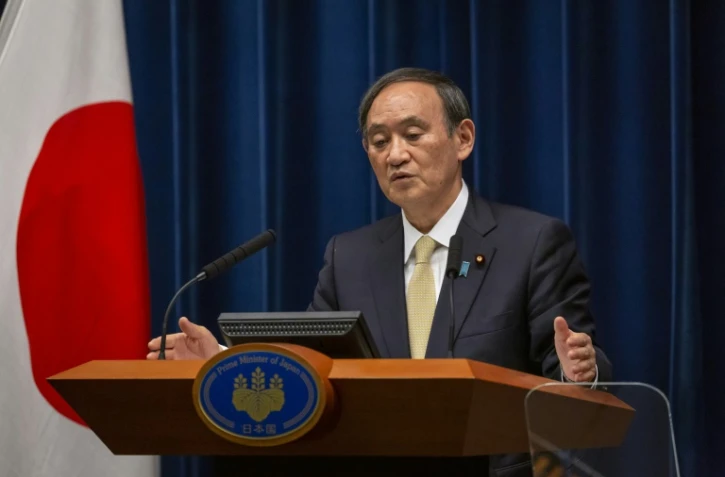 Le Premier ministre japonais Yoshihide Suga annonce un prolongement de l'état d'urgence sanitaire en raison de l'épidémie de coronavirus dans les régions de Tokyo, Osaka, Kyoto et Hyogo, lors d'une conférence de presse, le 23 avril 2021 à Tokyo