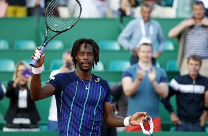 Gaël Monfils salue les spectateurs après sa victoire face à l'Espagnol Marcel Granollers en quarts au Masters 1000 de Monte Carlo, le 15 avril 2016 