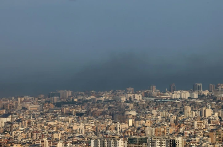 De la fumée s'élève au dessus de la BAnlieue sud de Beyrouth après une frappe israélienne, le 16 octobre 2024
