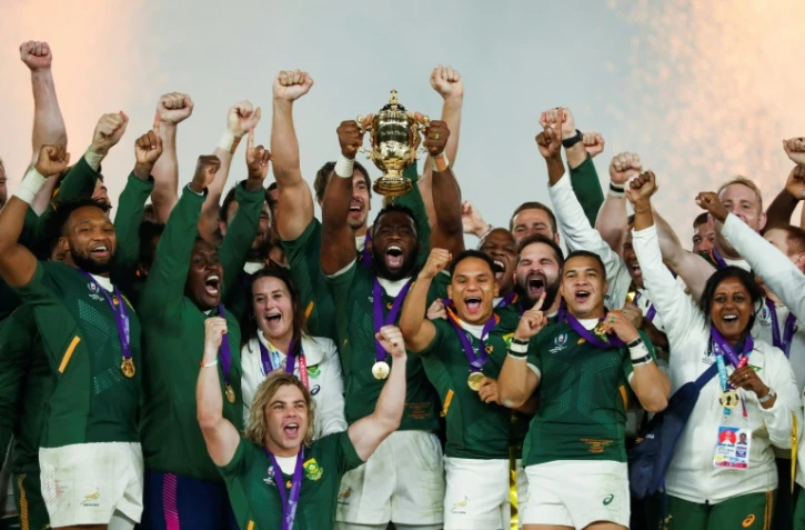 Le capitaine des Springboks Siya Kolisi (c) et son équipe exultent après avoir remporté la Coupe du monde de rugby au détriment de l'Angleterre, le 2 novembre 2019 à Yokohama