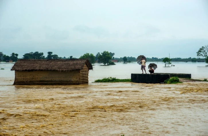 Des Népalais dans la région de Birgunj Parsa, au sud de Katmandou le 13 août 2017