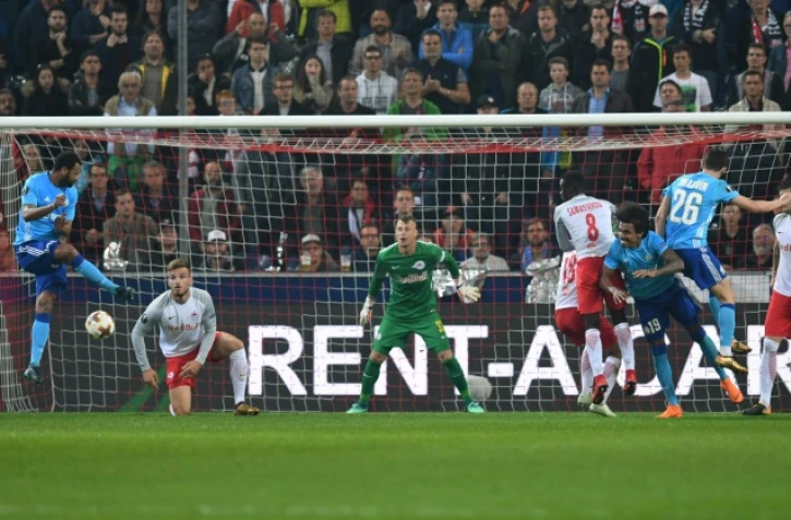 Le défenseur marseillais Rolando (g) marque le but de la qualification de l'OM pour la finale de l'Europa League, le 3 mai 2018 à Salzburg