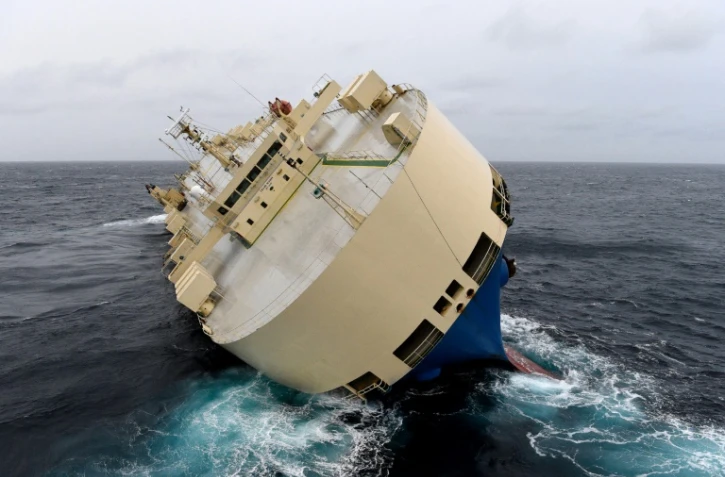 Photo fournie par la Marine nationale le 29 janvier 2016 du cargo "Modern Express" à la dérive dans le Golfe de Gascogne