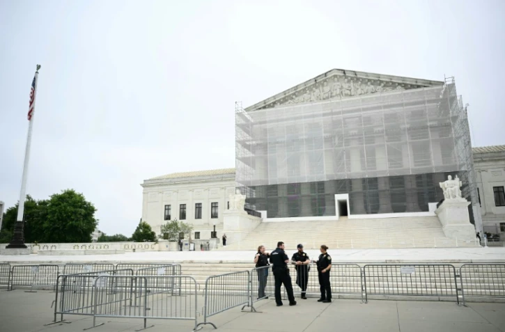 Des policiers en faction devant la Cour suprême américaine,  le 27 juin 2025 à Washington
