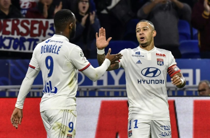 Les attaquants de Lyon Moussa Dembélé (g) et Memphis Depay buteurs contre Metz le 26 octobre 2019 à Décines-Charpieu