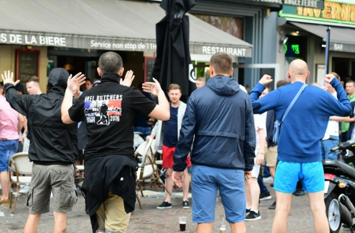 Des hooligans russes s'en prennent Ă des supporters anglais, le 14 juin 2016 Ă Lille