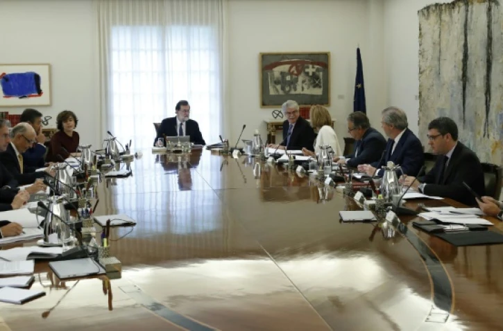 Le Premier ministre espagnol Mariano Rajoy (C), le 21 octobre 2017 à Madrid