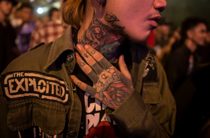 Un jeune Birman adepte de musique métal assiste à un concert le 20 novembre 2016 à Rangoun