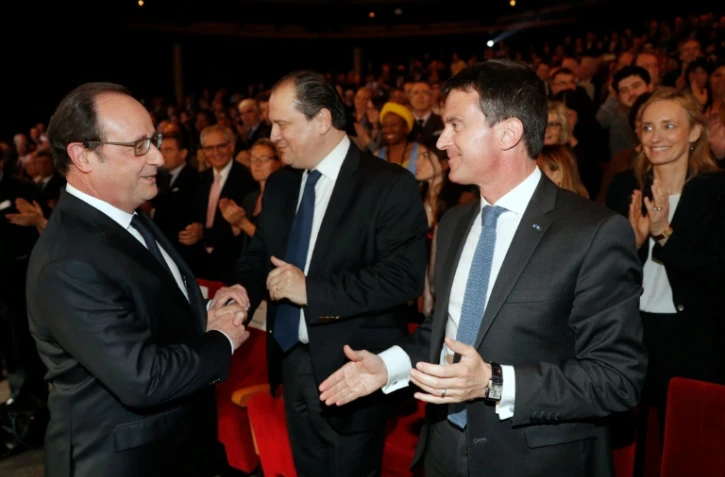 François Hollande (G) s'entretient avec le Premier ministre Manuel Valls (D)et le patron du PS Jean-Christophe Cambadélis, le 3 mai 2016 à Paris

