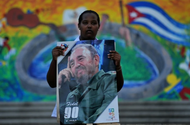 Une femme tient un portrait de Fidel Castro, en hommage au père de la Révlution cubaine au lendemain de sa mort, le 26 novembre 2016 à La Havane