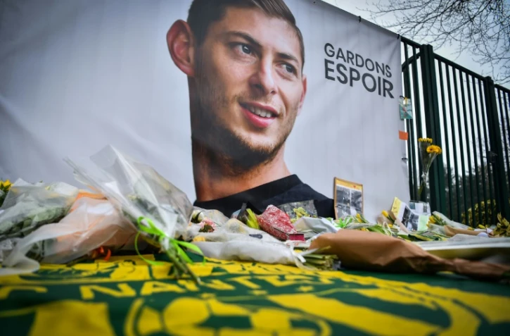 Des fleurs sont déposées au pied d'un portrait d'Emiliano Sala pour rendre hommage au footballeur, devant un centre d'entraînement à La Chapelle-sur-Erdre, en Loire-Atlantique, le 25 janvier 2019