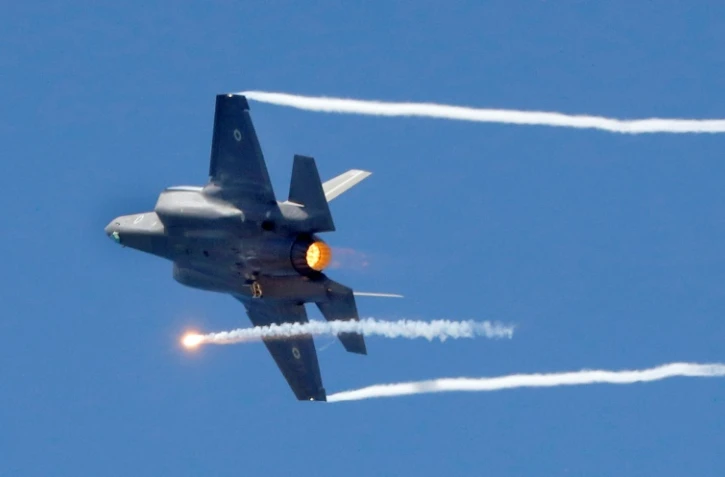Un avion de chasse israélien F-35 effectue un spectacle aérien au-dessus de la plage de la ville côtière méditerranéenne de Tel Aviv, le 9 mai 2019