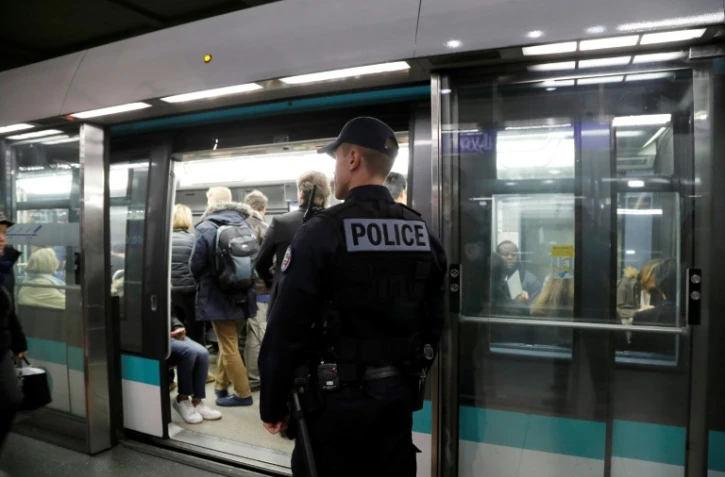 Un policier de la Brigade des Réseaux ferrés patrouille dans le métro de Paris, le 2 novembre 2016