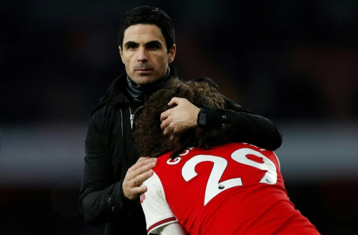 L'entraîneur d'Arsenal Mikel Arteta console son milieu Matteo Guendouzi après la défaite en Premier League contre Chelsea à Londres le 29 décembre 2019