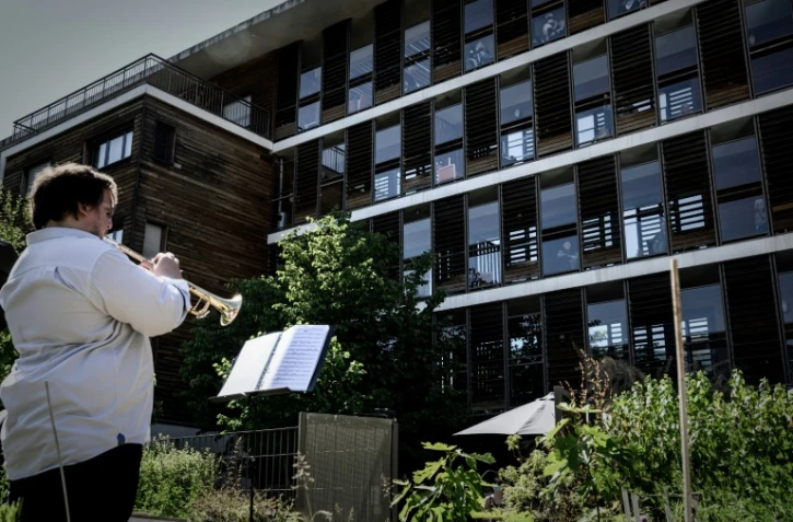 Un musicien de l'Orchestre de chambre de Paris joue pour les résidents de l'Ehpad Hérold, le 18 mai 2020 à Paris