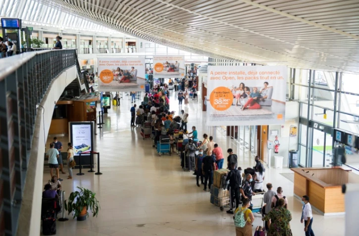 Des passagers attendent de repartir en métropole le 11 août 2021 à l'aéroport international de Martinique au Lamantin
