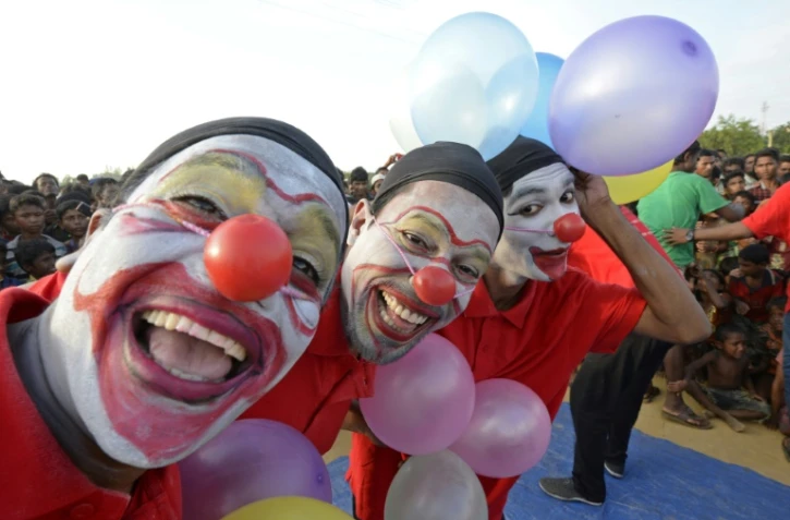 Des acteurs bangladais proposent une "thérapie du drame" en jouant pour les enfants rohingyas dans le camp de Kutupalong, le plus grand camp de réfugiés du monde. Cliché du 28 octobre 2017.