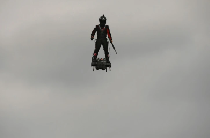 Franky Zapata, "l'homme volant", sur son "Flyboard" au-dessus des Champs-Elysées, le 14 juillet 2019 à Paris