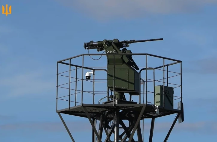 Capture d'écran à partir d'une vidéo non datée diffusée par l'armée de l'air ukrainienne le 1er octobre 2026 montrant le canon robotisé doté d'une IA conçu pour intercepter les nouveaux drones russes à réaction
