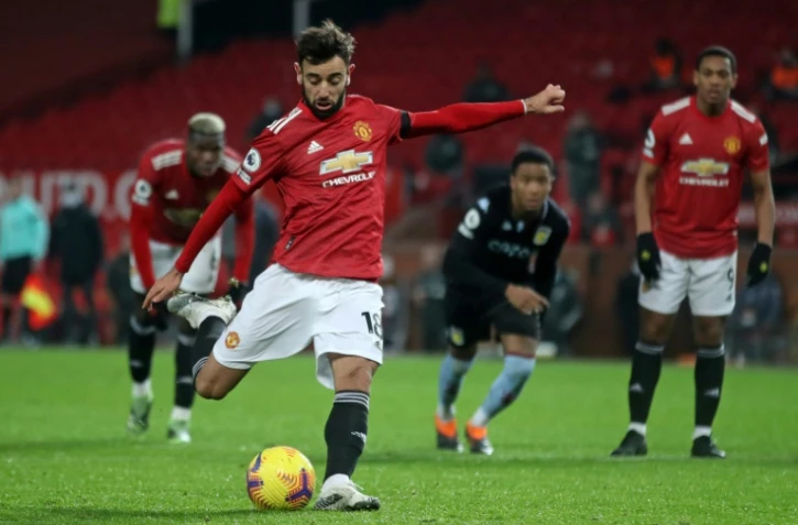 Le milieu portugais de Manchester Bruno Fernandes transforme un penalty contre Aston Villa, le 1er janvier 2021 au stade Old Trafford de Manchester