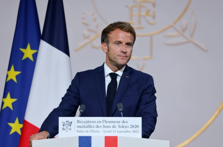 Le président de la République Emmanuel Macron prononce un discours, lors de la réception des médaillés olympiques et paralympiques aux Jeux de Tokyo 2021, le 13 septembre 2021 au Palais de l'Elyée