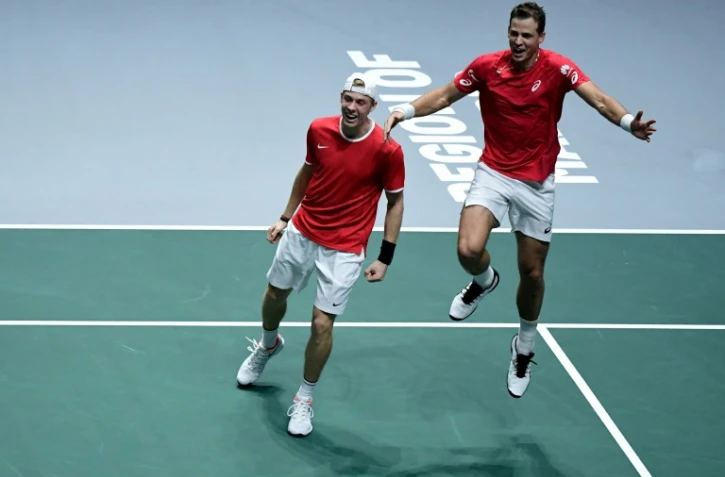 Les Canadiens Denis Shapovalov (g) et Vasek Pospisil qualifient leur pays pour la finale de Coupe Davis en remportant le double décisif contre la Russie, le 23 novembre 2019 à Madrid