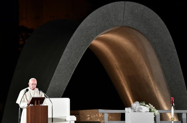 Le pape François parlant devant le monument à la mémoire des victimes de la bombe nucléaire à Hiroshima, au Japon, le 24  novembre 2019